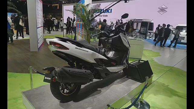 ซูซูกิ เบิร์กแมน สตรีท 125 ขวาหลัง สามส่วนสี่