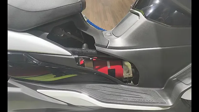 ซูซูกิ เบิร์กแมน สตรีท 125 มุมมองด้านขวา