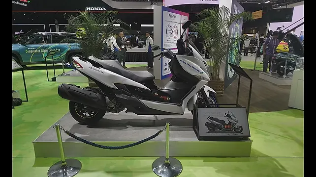 ซูซูกิ เบิร์กแมน สตรีท 125 มุมมองด้านขวา