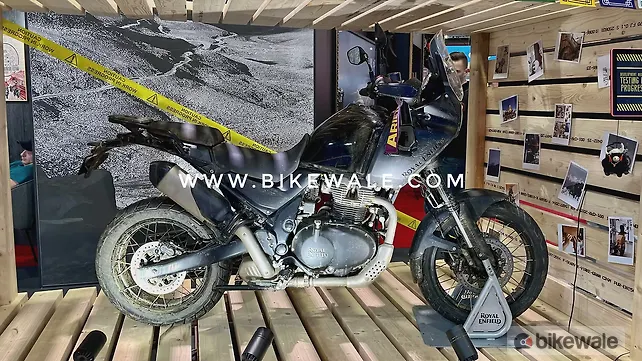 Royal Enfield Himalayan 750 มุมมองด้านขวา Royal Enfield Himalayan 750 มุมมองด้านขวา