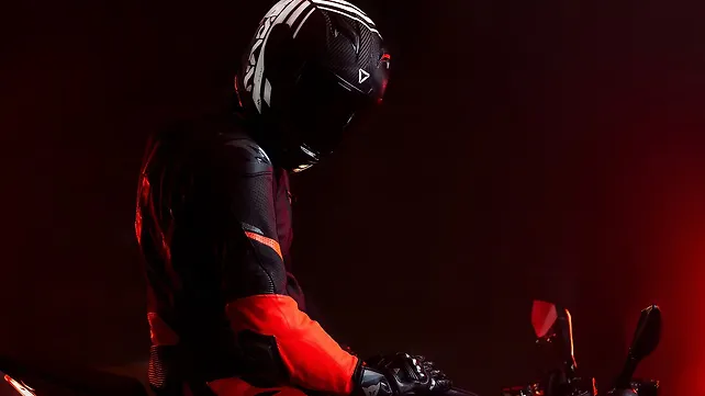 มุมมองด้านขวาของครอสโอเวอร์ Ultraviolette X47