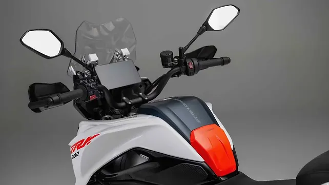 มุมมองด้านขวาของเบเนลลี่