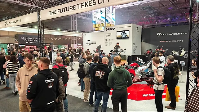 Ultraviolette F77 Mach 2 ขวาด้านหน้าสามส่วนสี่ Ultraviolette F77 Mach 2 ขวาด้านหน้าสามส่วนสี่