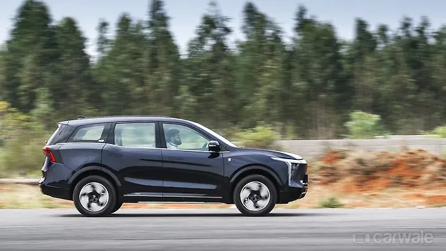 Mahindra XEV 9S Right Side View