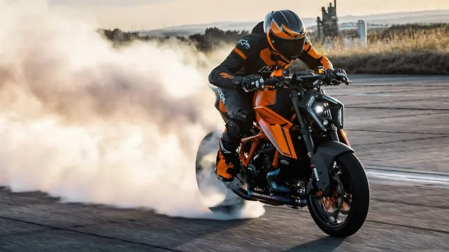 KTM 1390 Super Duke R ด้านหน้าขวา (สามในสี่ส่วน)