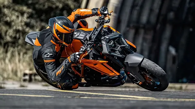 KTM 1390 Super Duke R ด้านหน้าขวา (สามในสี่ส่วน)