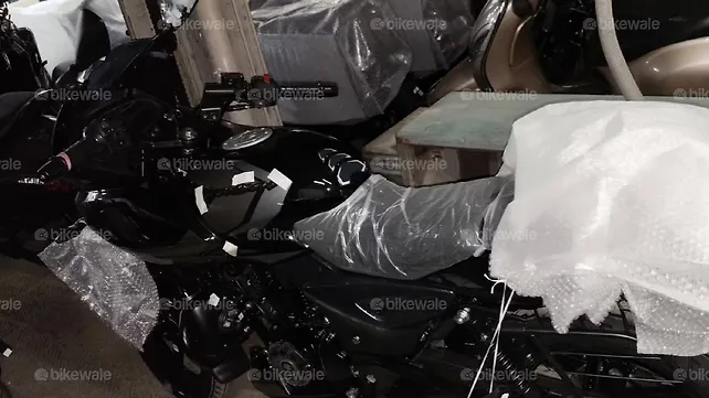 รถจักรยานยนต์ Bajaj Pulsar 220 F ด้านหลังซ้าย (สามในสี่ส่วน)