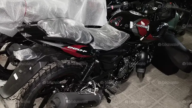 รถจักรยานยนต์ Bajaj Pulsar 220 F ด้านหน้าขวา (สามในสี่ส่วน)