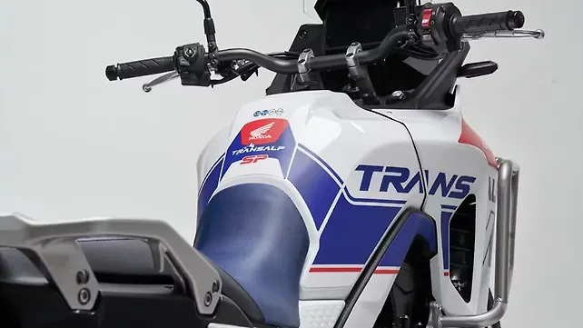Honda Transalp XL750 มุมมองด้านขวา