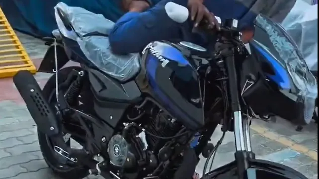 รถจักรยานยนต์ Bajaj Pulsar 150 ด้านหน้าขวา (สามในสี่ส่วน)