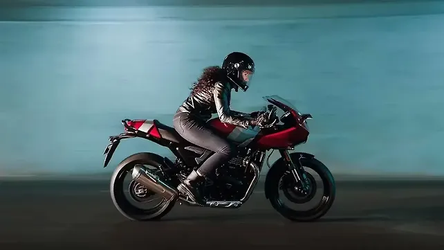 การขับขี่ Triumph Thruxton 400 การขับขี่ Triumph Thruxton 400