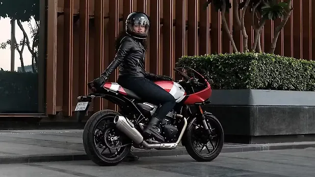รถจักรยานยนต์ Triumph Thruxton 400 ด้านหลังขวา (สามในสี่ส่วน) รถจักรยานยนต์ Triumph Thruxton 400 ด้านหลังขวา (สามในสี่ส่วน)