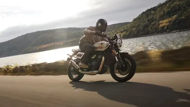 ภาพด้านข้างขวาของรถ Triumph ภาพด้านข้างขวาของรถ Triumph