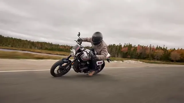 ภาพด้านข้างขวาของรถ Triumph ภาพด้านข้างขวาของรถ Triumph