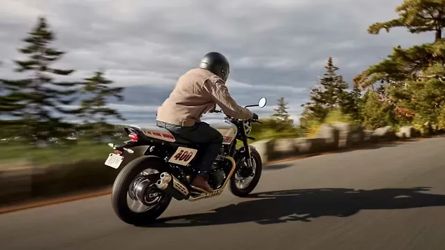 ภาพด้านข้างขวาของรถ Triumph ภาพด้านข้างขวาของรถ Triumph