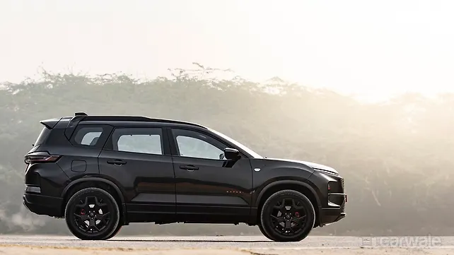 Tata Safari Right Side View