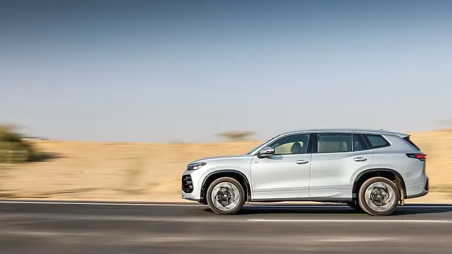 Volkswagen Tayron R-Line Left Side View