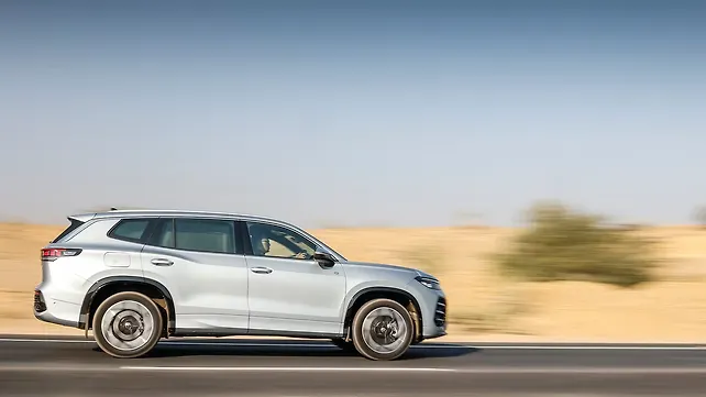 Volkswagen Tayron R-Line Right Side View