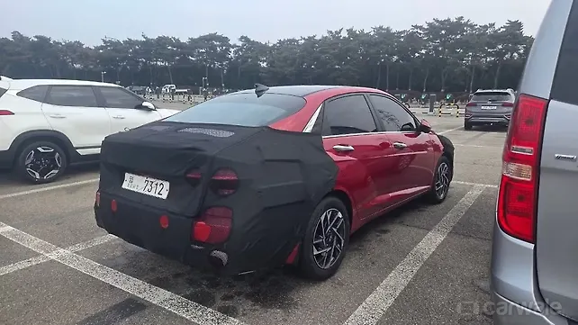 हुंडई वरना फ़ेसलिफ़्ट का इंटीरियर हुआ लीक; जल्द होगी लॉन्च हुंडई वरना फ़ेसलिफ़्ट का इंटीरियर हुआ लीक; जल्द होगी लॉन्च