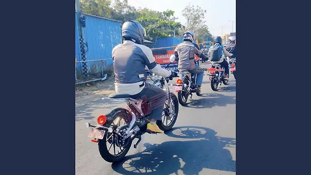 Royal Enfield Flying Flea C6 Riding