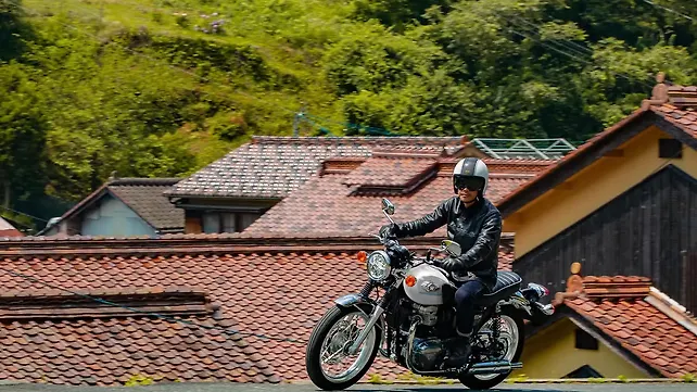 Kawasaki W800 ด้านหน้าซ้าย (สามในสี่ส่วน)