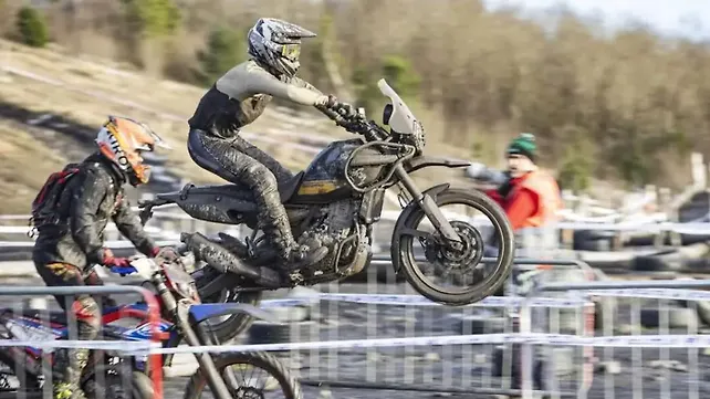 รถจักรยานยนต์ Royal Enfield Himalayan 450 มุมมองด้านขวา