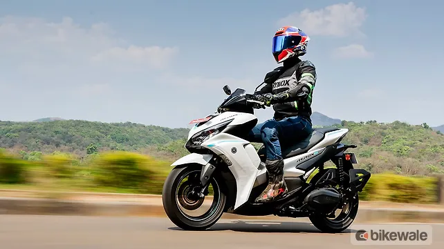 Yamaha Aerox E Riding