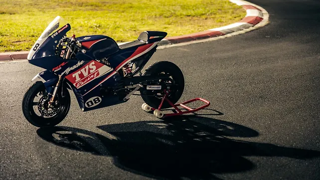 TVS Apache RTR 200 4V Riding