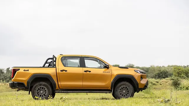 Toyota Hilux Right Side View