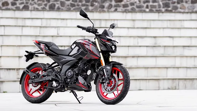 Bajaj Pulsar N160 4V Right Front Three Quarter