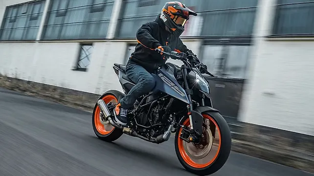KTM 125 Duke Riding