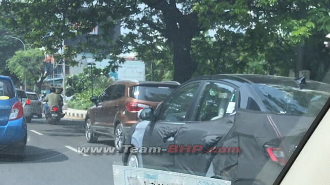 New-gen Hyundai Xcent spied in dual-tone colour