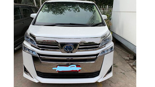Toyota Vellfire snapped at dealerships as launch nears