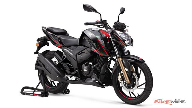 TVS Apache RTR 160 4V Right Front Three Quarter 