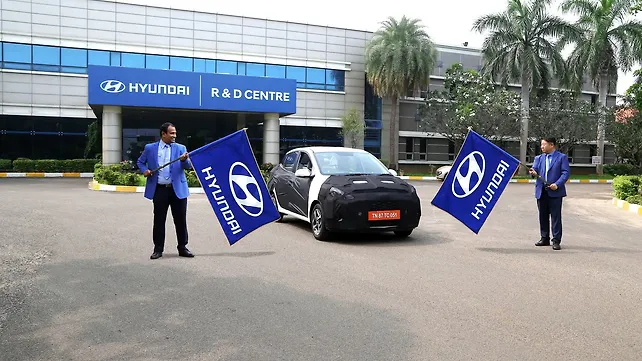 Hyundai Aura compact sedan (Maruti Dzire rival) to debut in India on 19 December Hyundai Aura compact sedan (Maruti Dzire rival) to debut in India on 19 December