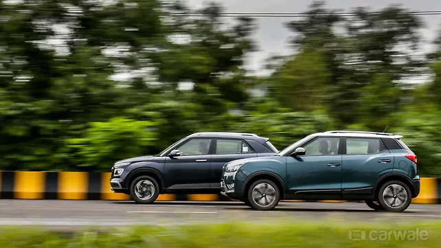 Mahindra XUV300 vs Hyundai Venue Diesel Manual Comparison review - CarWale