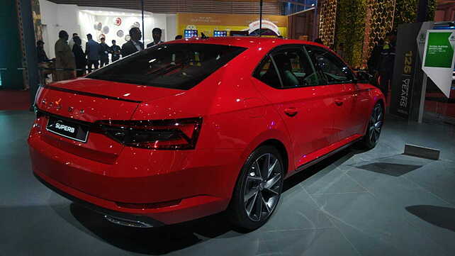 Skoda Superb facelift showcased at Auto Expo 2020 - CarWale