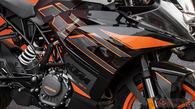 KTM RC 200 Right Front Three Quarter