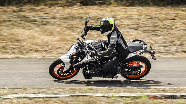 KTM 200 Duke Action