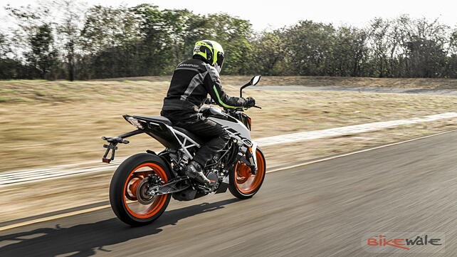 KTM 200 Duke Action