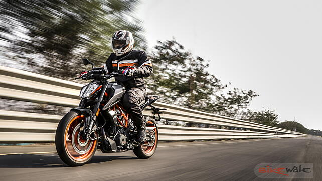 KTM 390 Duke Action