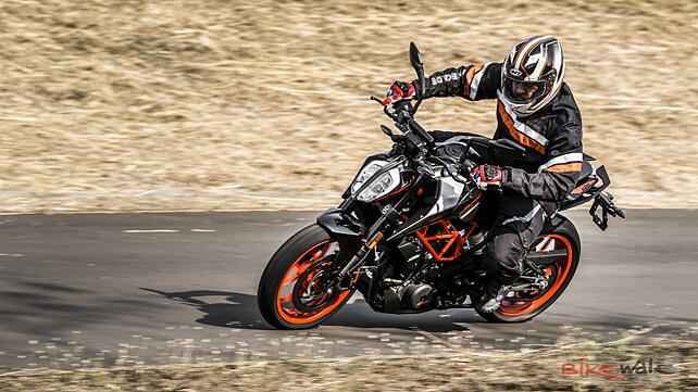 KTM 390 Duke Action