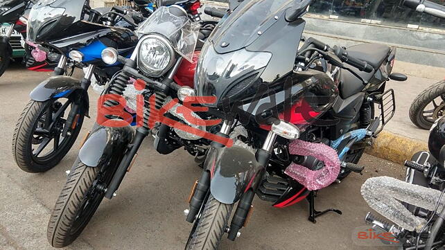 Bajaj Pulsar 220F Front Left Three-Quarter