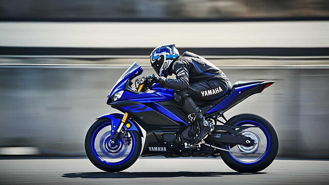 Yamaha YZF R3 Action