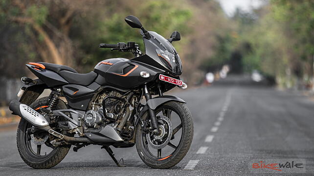 Bajaj Pulsar 180F Front Right Three-Quarter