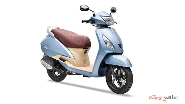 TVS Jupiter Front Right Three-Quarter