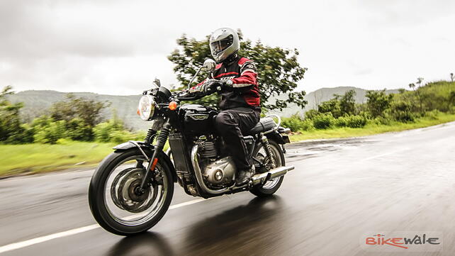 Triumph Bonneville T120 Action