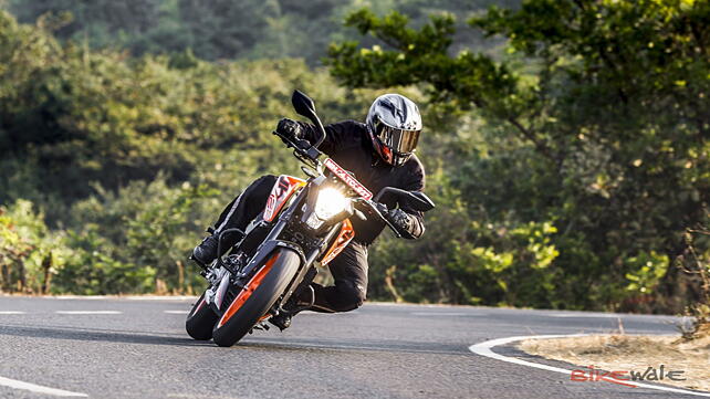 KTM 125 Duke Action