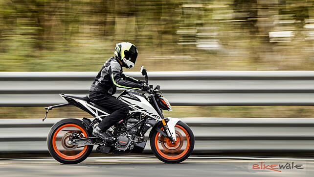 KTM 200 Duke Action