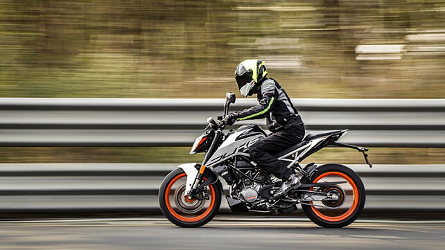 KTM 200 Duke Action